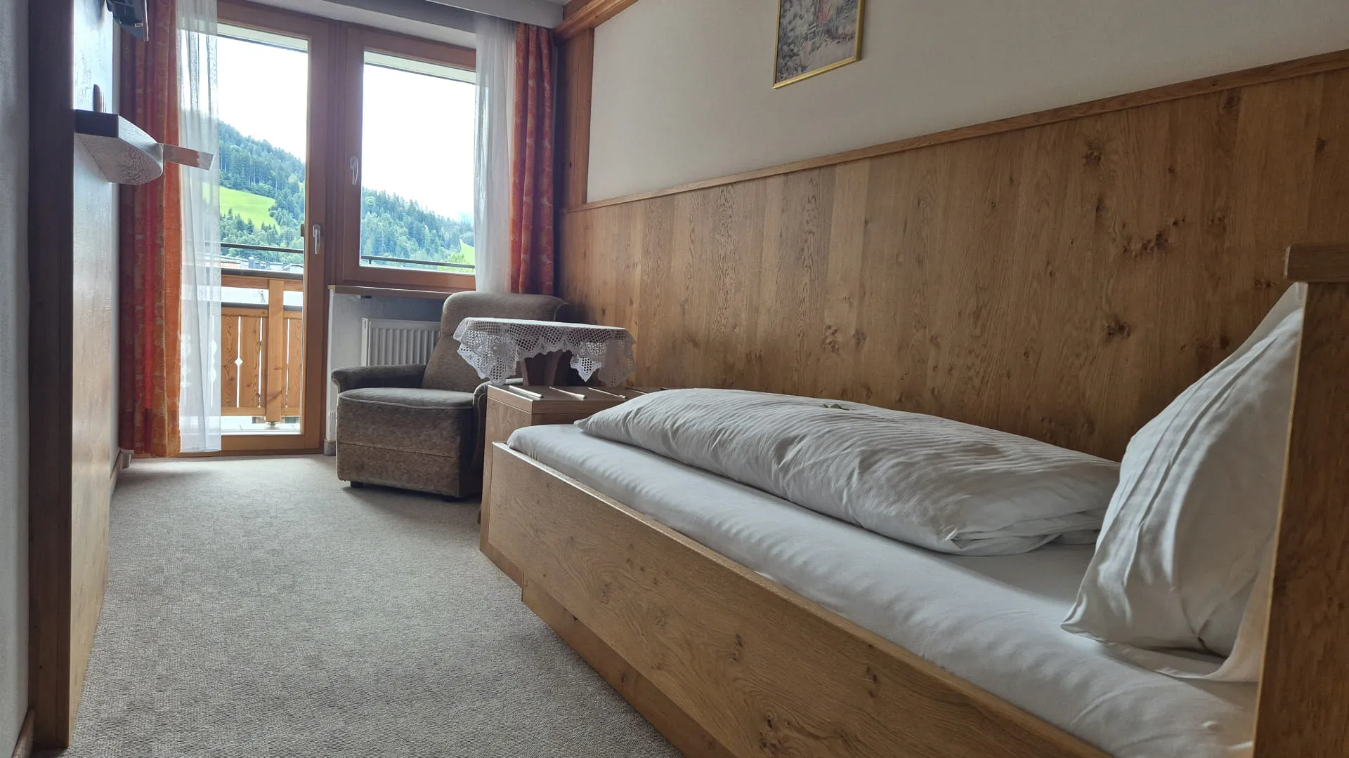 Holzvertäfelte Zimmeransicht mit gemütlicher Ecke und Aussicht