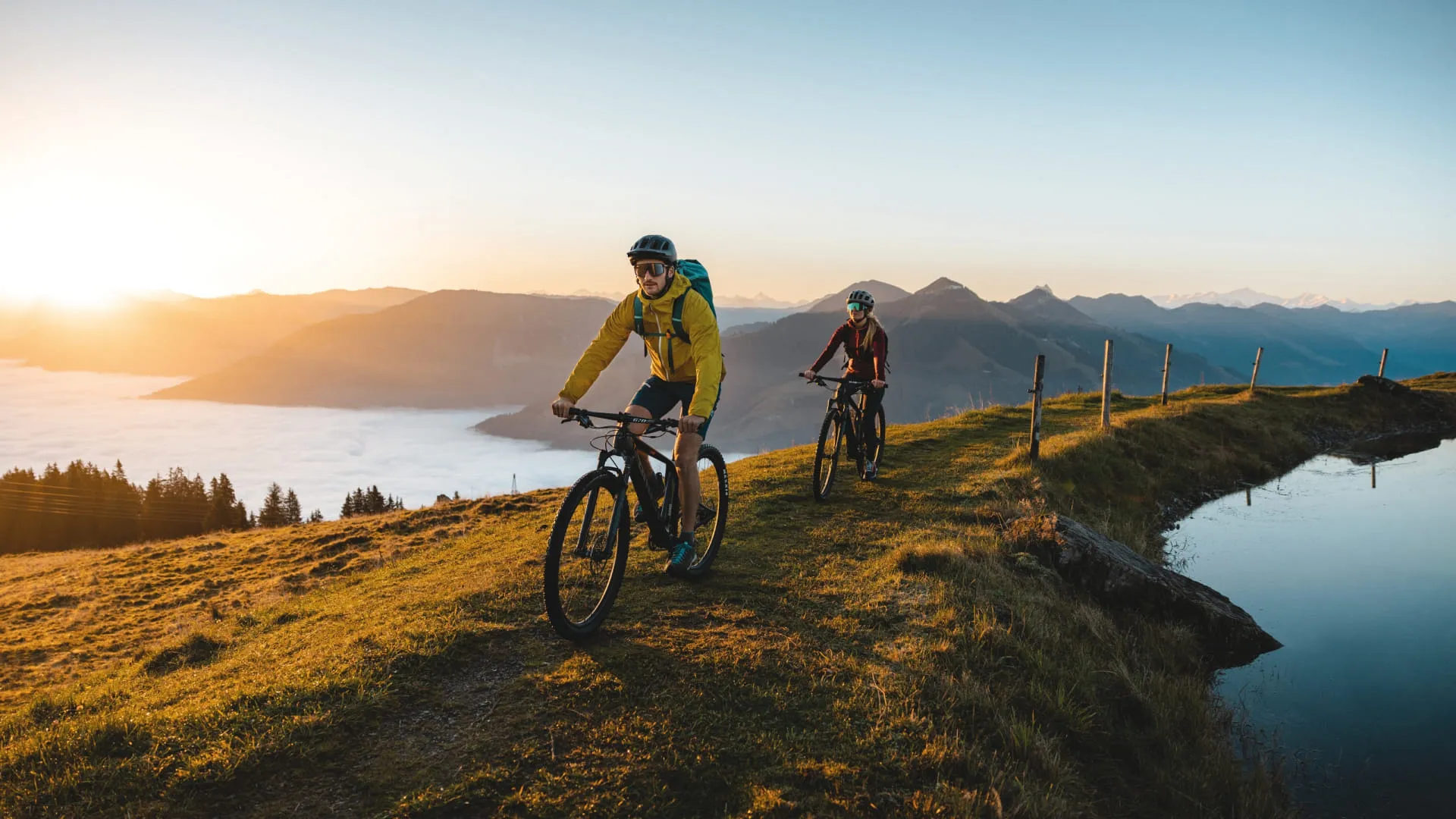 Mountainbiker im Brixental bei Sonnenuntergang