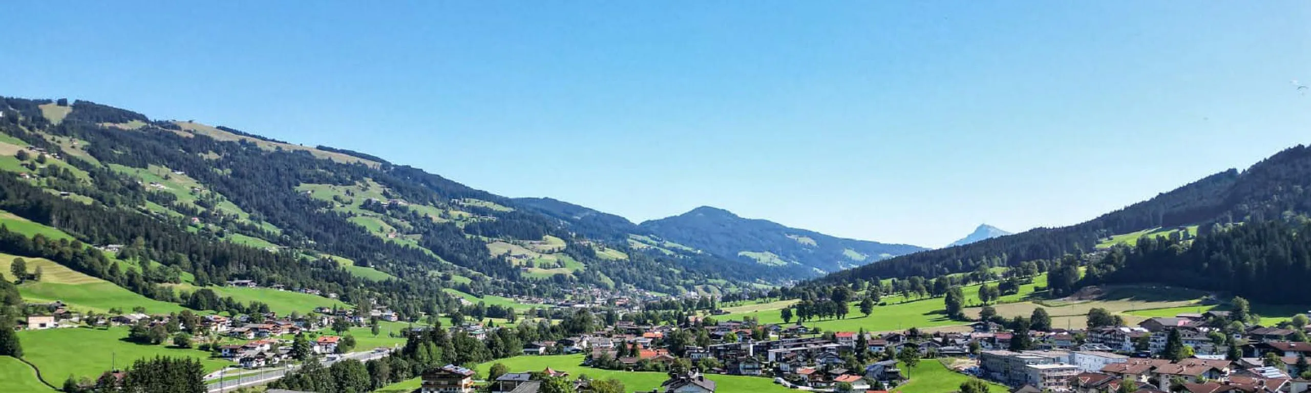 Panorama der Kitzbüheler Alpen mit schönen Ausblicken auf das Tal