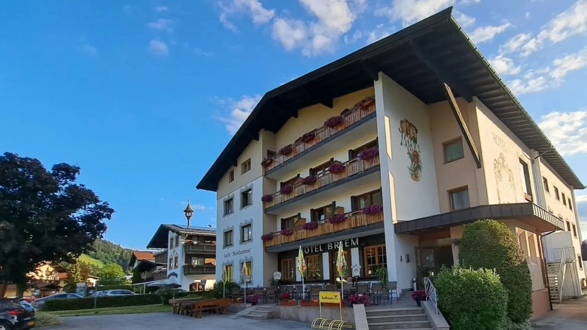 Hotel Briem mit Balkonen und grüner Umgebung