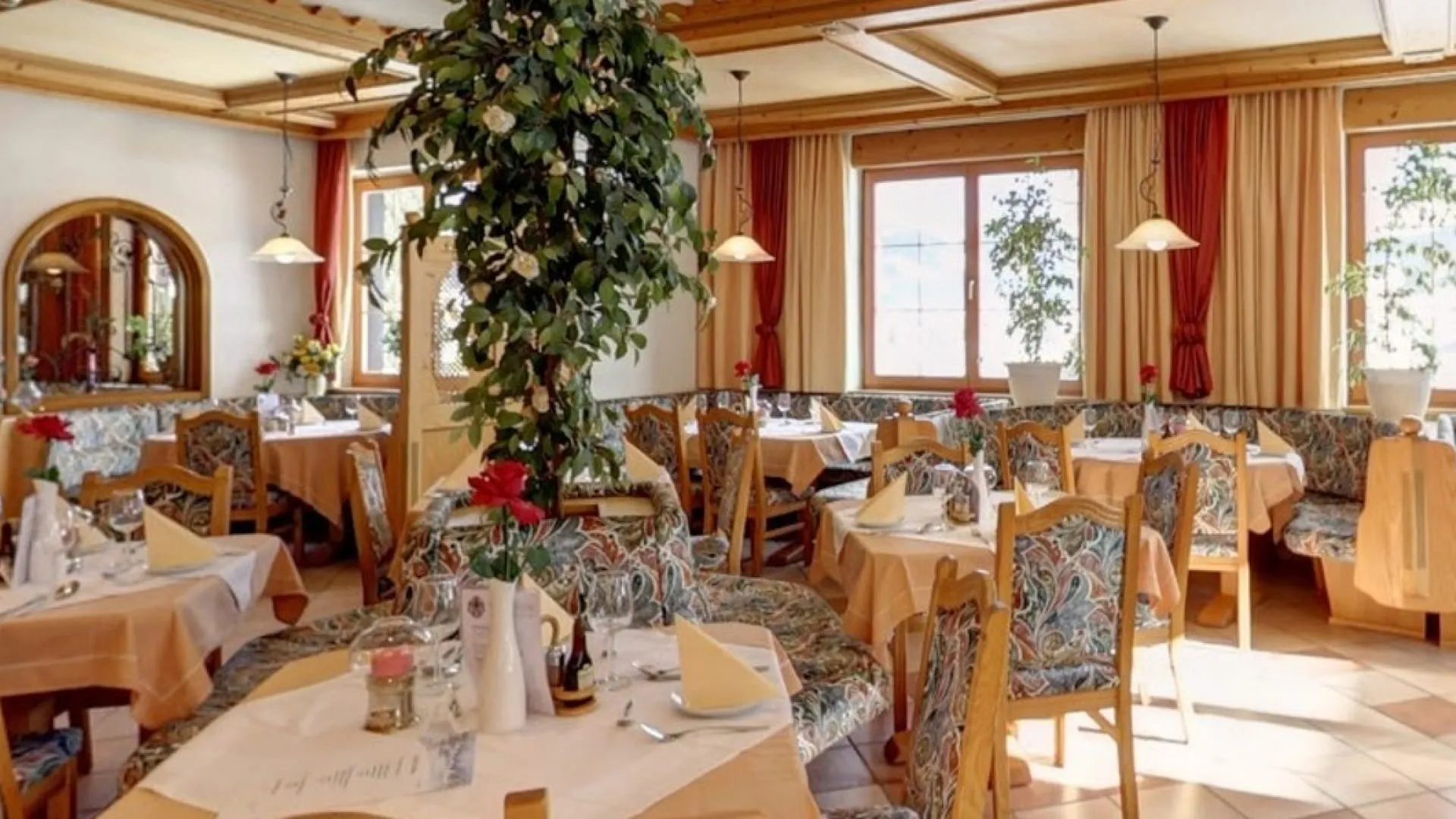 Gemütliches Restaurant mit Tischen und schöner Dekoration