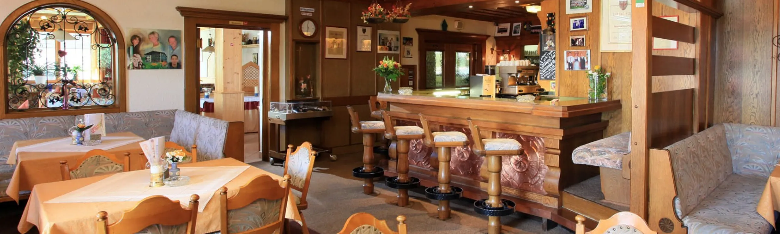 Gemütliches Restaurant mit Holzdekor und Tischen.