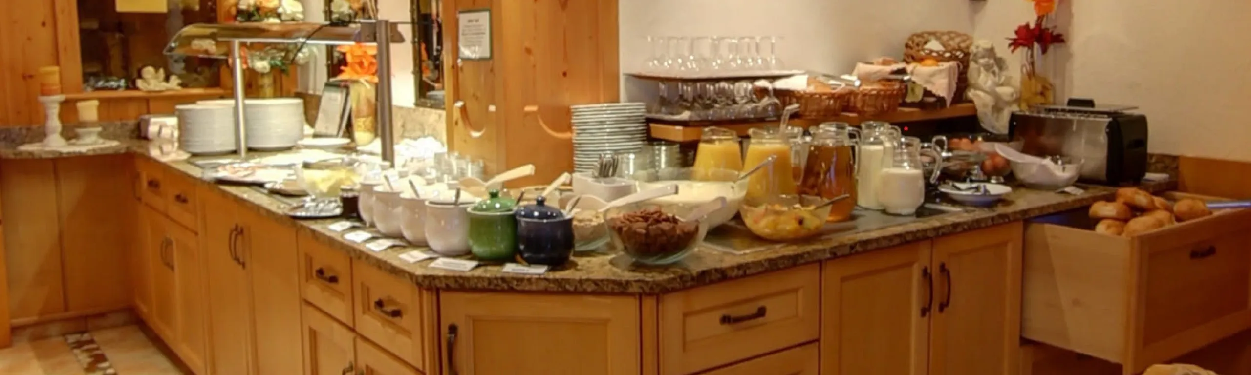 Frühstücksbuffet mit verschiedenen Speisen und Getränken