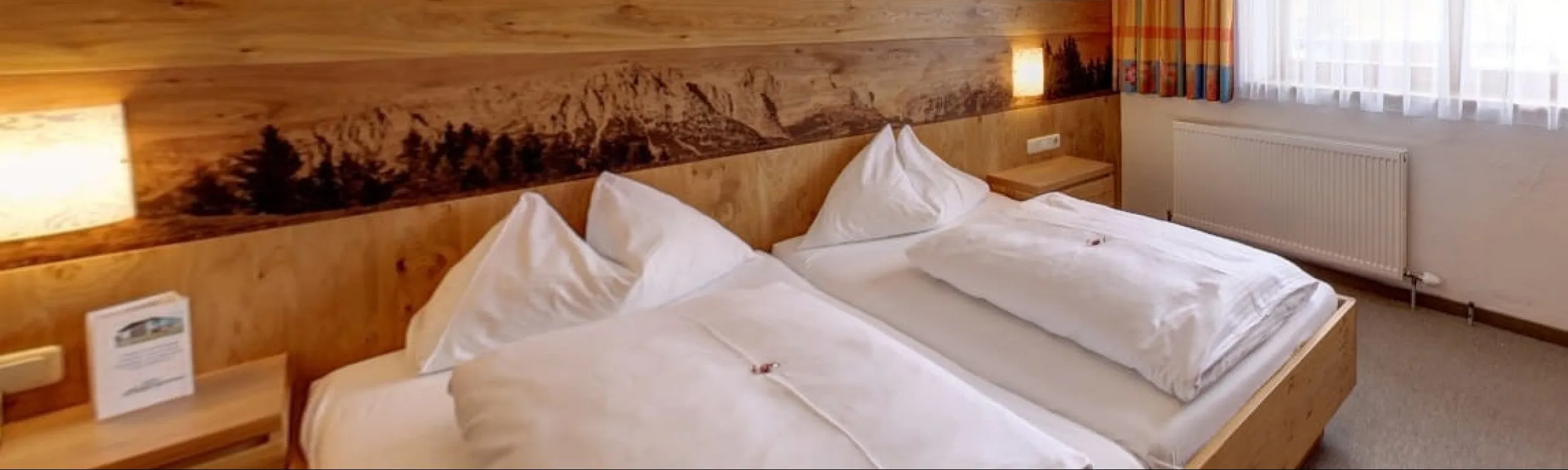 Gemütliches Zimmer mit zwei Betten im Urlaub.