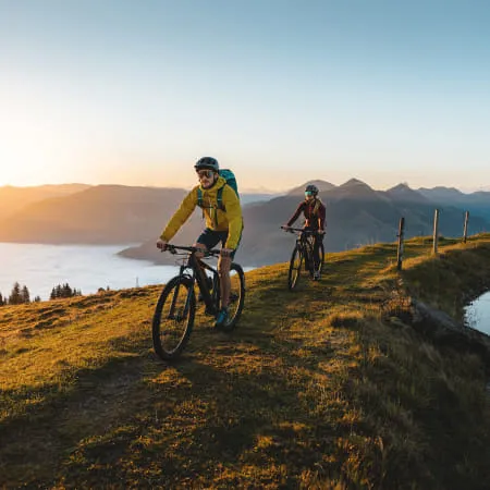 Biker auf einem Weg mit Aussicht im Brixental im Herbst