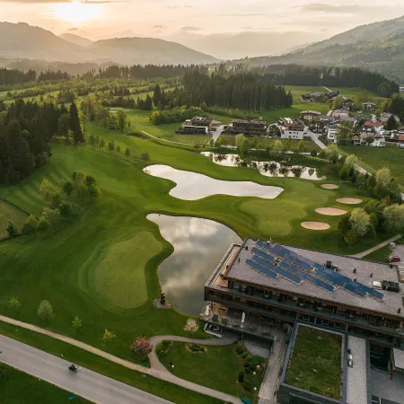 Luftaufnahme eines Golfplatzes im Brixental im Sommer.