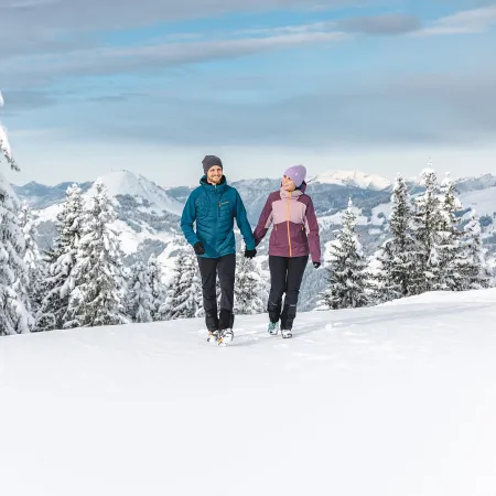 Zwei Personen beim Winterwandern im Brixental