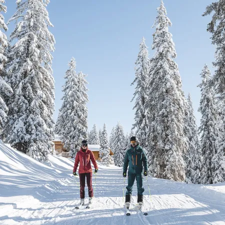 Skifahrer auf einem verschneiten Winterweg
