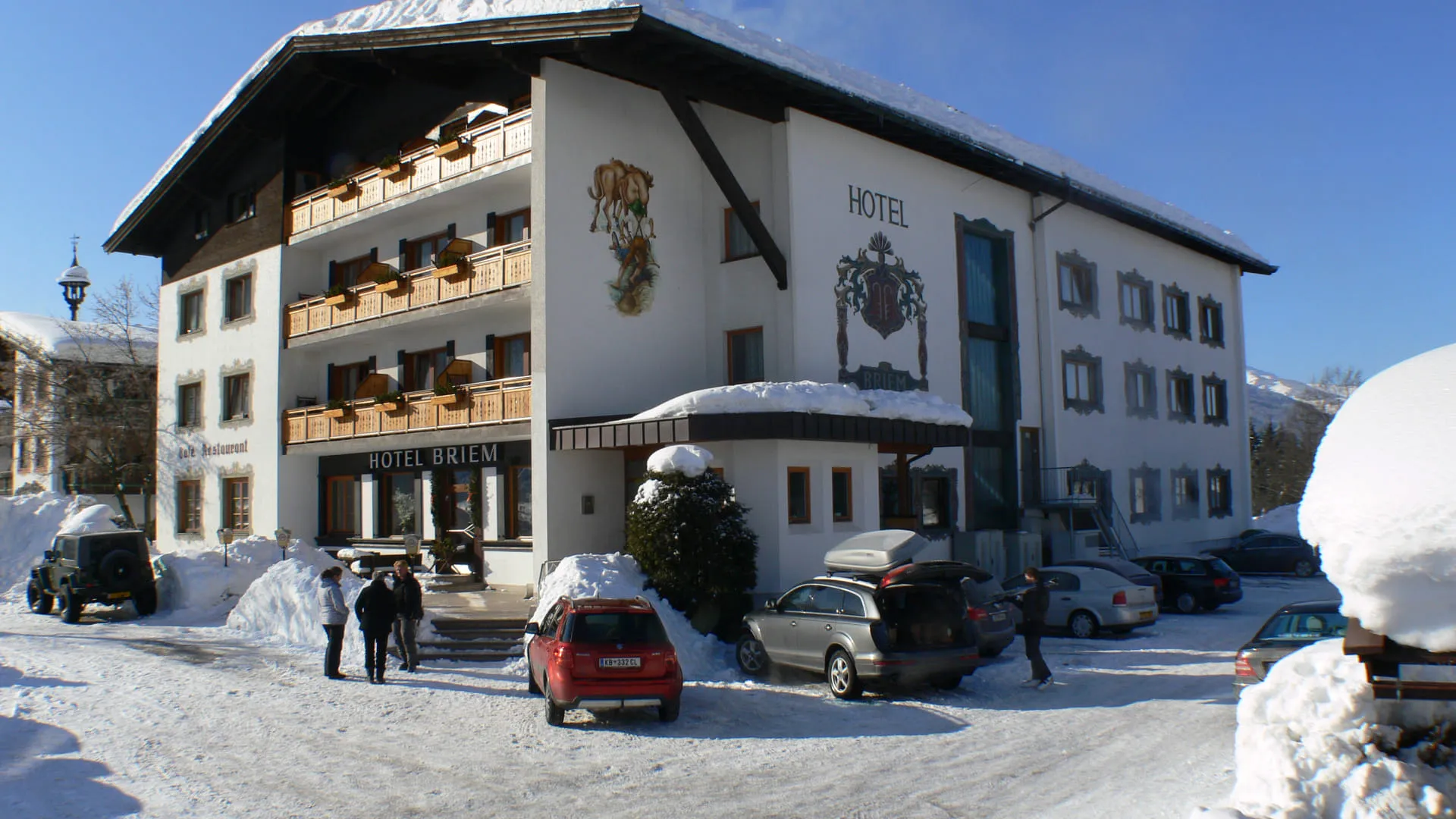 Hotel Biriem mit Schnee und Winterlandschaft