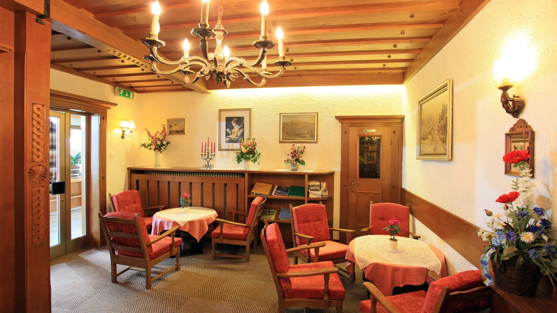 Lobby des Hotels Briem in Schieder, gemütliche Sitzbereiche