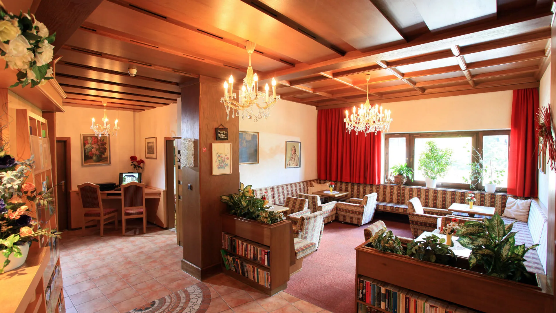 Heller Hotel-Lobby mit bequemen Sitzecken und Pflanzen