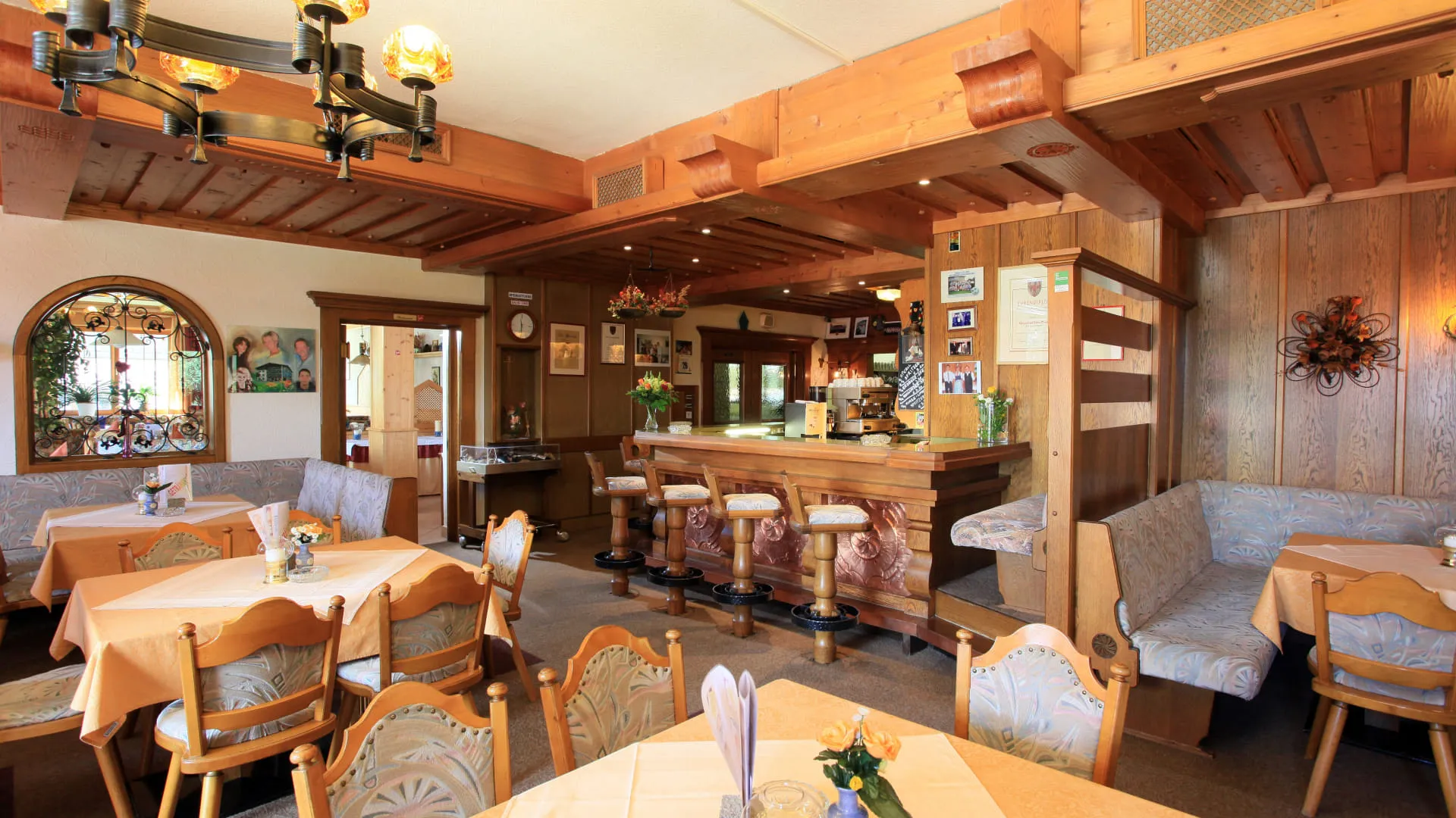 Gemütliches Restaurant mit Holzmöbeln in Westendorf