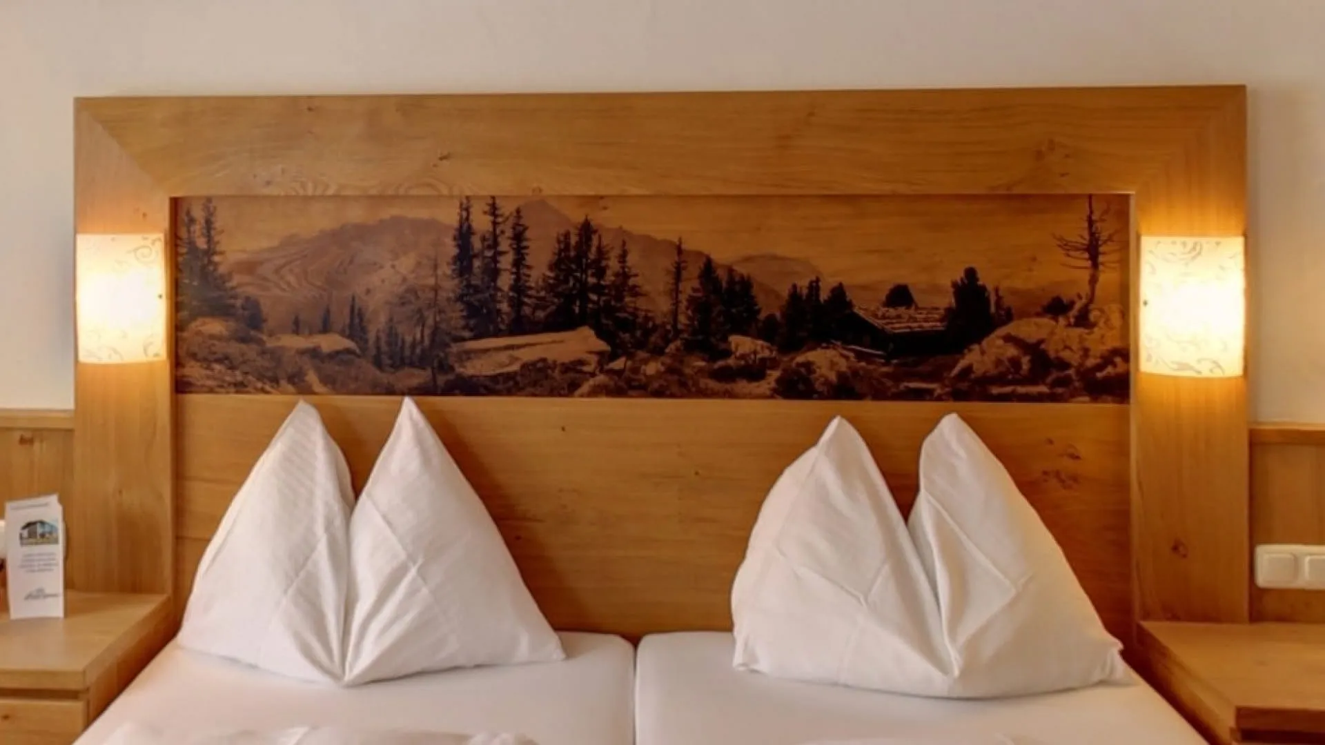 Doppelbett mit Holzrahmen und Landschaftsmotivkopfteil