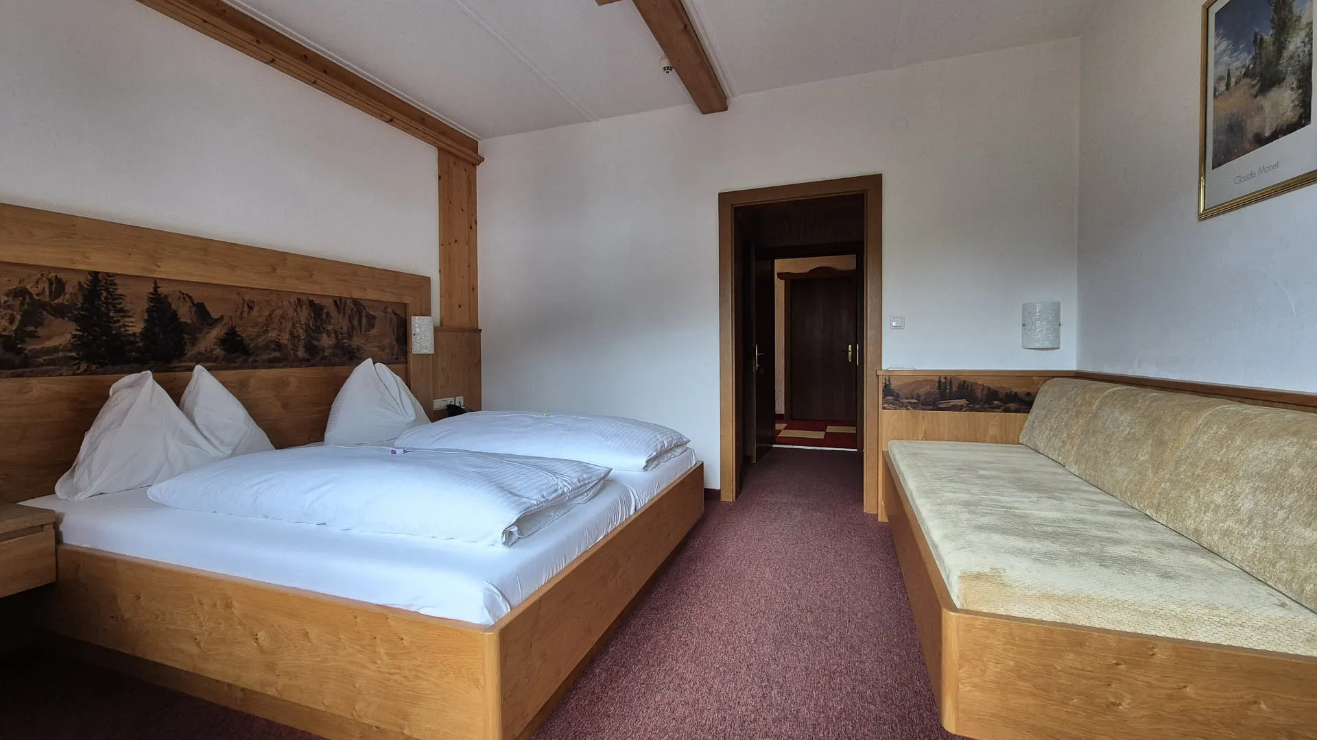 Doppelzimmer mit Bett und Sofa